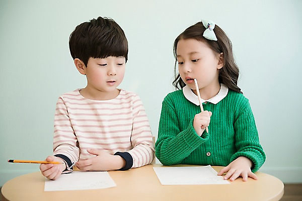 포토 JPG 응시 여자 남자 종이 어린이 실내 남매 들기 앉기 상반신 두명 앞모습 연필 한국인 책상 국내포토 시선 뷰포인트 가구 가족 모션 학용품 사람 동양인 내부 필기구 파일형식