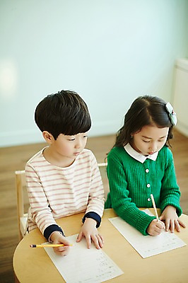 포토 JPG 응시 여자 남자 어린이 실내 남매 들기 앉기 상반신 두명 앞모습 연필 한국인 책상 국내포토 시선 뷰포인트 가구 가족 모션 학용품 사람 동양인 내부 필기구 파일형식