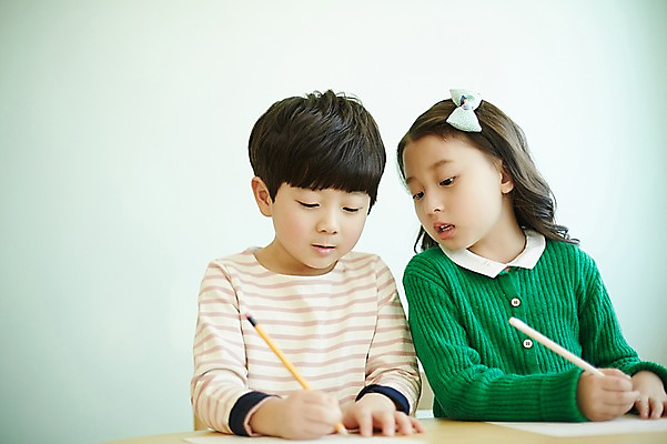 포토 JPG 응시 여자 남자 어린이 실내 남매 들기 앉기 상반신 두명 앞모습 연필 한국인 책상 국내포토 시선 뷰포인트 가구 가족 모션 학용품 사람 동양인 내부 필기구 파일형식