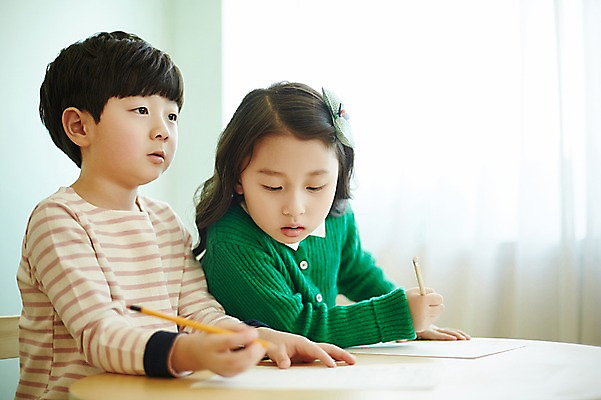 포토 JPG 응시 여자 남자 어린이 의자 실내 남매 들기 앉기 상반신 두명 옆모습 연필 한국인 책상 국내포토 시선 뷰포인트 가구 가족 모션 학용품 사람 동양인 내부 필기구 파일형식