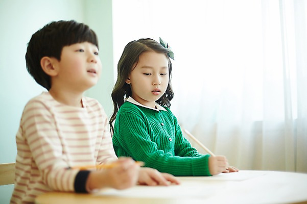 포토 JPG 응시 여자 남자 어린이 의자 실내 남매 들기 앉기 상반신 두명 옆모습 연필 한국인 책상 국내포토 시선 뷰포인트 가구 가족 모션 학용품 사람 동양인 내부 필기구 파일형식