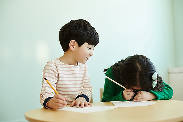 포토 JPG 응시 여자 남자 어린이 실내 남매 웃음 들기 앉기 상반신 두명 앞모습 연필 한국인 가림 책상 국내포토 시선 뷰포인트 가구 가족 모션 학용품 표정 사람 동양인 내부 필기구 파일형식