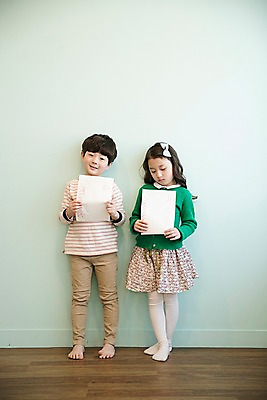 포토 JPG 전신 응시 여자 남자 어린이 벽 실내 남매 서기 웃음 들기 두명 앞모습 기댐 한국인 시험지 시무룩 어린이만 국내포토 시선 뷰포인트 가족 모션 표정 사람 동양인 내부 파일형식