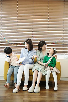 포토 JPG 전신 응시 여자 남자 딸 아들 어린이 엄마 실내 웃음 앉기 여러명 성인 앞모습 30대 소파 마주보기 한국인 가랜드 국내포토 시선 뷰포인트 다수 의자 가족 모션 표정 사람 동양인 내부 장년 파티용품 파일형식