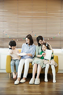 포토 JPG 전신 응시 여자 남자 딸 아들 어린이 엄마 실내 웃음 들기 앉기 여러명 성인 앞모습 30대 소파 한국인 시험지 가랜드 국내포토 시선 뷰포인트 다수 의자 가족 모션 표정 사람 동양인 내부 장년 파티용품 파일형식