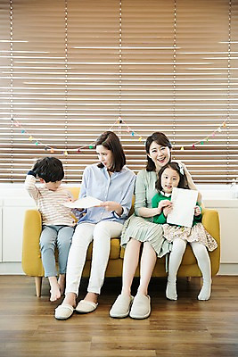 포토 JPG 전신 여자 남자 딸 아들 어린이 엄마 실내 웃음 들기 앉기 여러명 성인 앞모습 30대 소파 한국인 꾸지람 시험지 가랜드 국내포토 뷰포인트 다수 의자 가족 모션 표정 사람 동양인 내부 장년 체벌 파티용품 파일형식