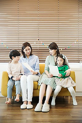 포토 JPG 전신 응시 여자 남자 딸 아들 어린이 엄마 실내 웃음 들기 앉기 여러명 상반신 성인 앞모습 30대 소파 한국인 시험지 가랜드 국내포토 시선 뷰포인트 다수 의자 가족 모션 표정 사람 동양인 내부 장년 파티용품 파일형식