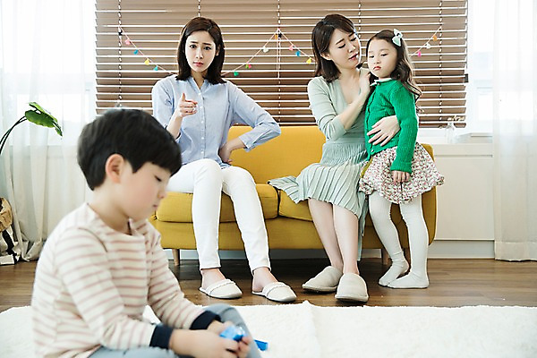 포토 JPG 전신 응시 여자 남자 딸 아들 어린이 엄마 실내 서기 앉기 여러명 상반신 성인 앞모습 옆모습 30대 소파 한국인 꾸지람 국내포토 시선 뷰포인트 다수 의자 가족 모션 사람 동양인 내부 장년 체벌 파일형식