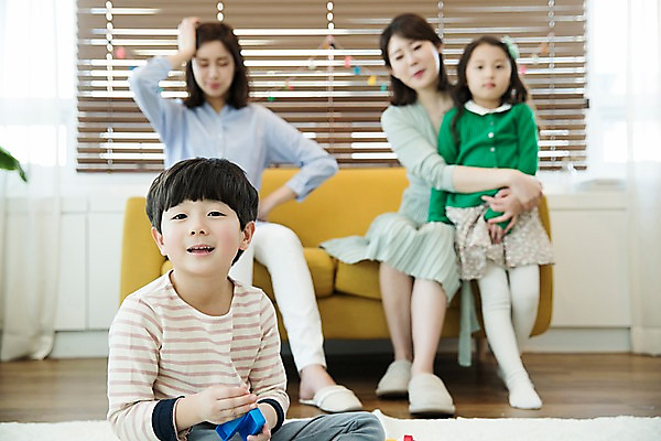 포토 JPG 전신 응시 여자 남자 딸 아들 어린이 엄마 실내 웃음 앉기 여러명 상반신 성인 앞모습 아웃포커스 30대 소파 한국인 국내포토 시선 뷰포인트 다수 의자 가족 모션 촬영기법 표정 사람 동양인 내부 장년 파일형식