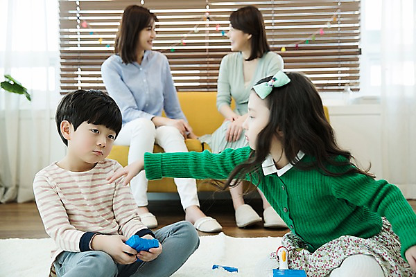 포토 JPG 전신 응시 여자 남자 딸 아들 어린이 엄마 실내 웃음 앉기 여러명 상반신 성인 앞모습 옆모습 30대 소파 블록 한국인 밀기 국내포토 시선 뷰포인트 다수 의자 가족 모션 표정 사람 동양인 내부 장년 파일형식 가구 관계 인종 생활용품 오브젝트