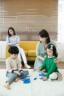 포토 JPG 전신 응시 여자 남자 딸 아들 어린이 엄마 실내 앉기 여러명 성인 앞모습 30대 소파 블록 한국인 입내밀기 놀기 국내포토 시선 뷰포인트 다수 의자 가족 모션 사람 동양인 내부 장년 파일형식