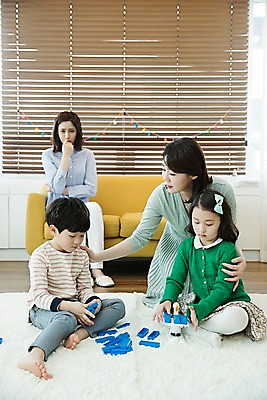 포토 JPG 전신 응시 여자 남자 딸 아들 어린이 엄마 실내 앉기 여러명 상반신 성인 앞모습 옆모습 30대 소파 블록 한국인 싸움 국내포토 시선 뷰포인트 다수 의자 가족 모션 사람 동양인 내부 장년 파일형식