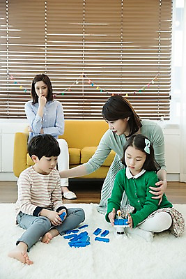 포토 JPG 전신 응시 여자 남자 딸 아들 어린이 놀이 엄마 실내 앉기 여러명 상반신 성인 앞모습 옆모습 30대 소파 블록 한국인 싸움 국내포토 시선 뷰포인트 다수 의자 가족 모션 사람 동양인 내부 장년 파일형식