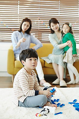 포토 JPG 전신 응시 여자 남자 딸 아들 어린이 안기 놀이 엄마 실내 웃음 앉기 여러명 성인 앞모습 옆모습 아웃포커스 30대 소파 블록 한국인 국내포토 시선 뷰포인트 다수 의자 가족 모션 촬영기법 표정 사람 동양인 내부 장년 파일형식