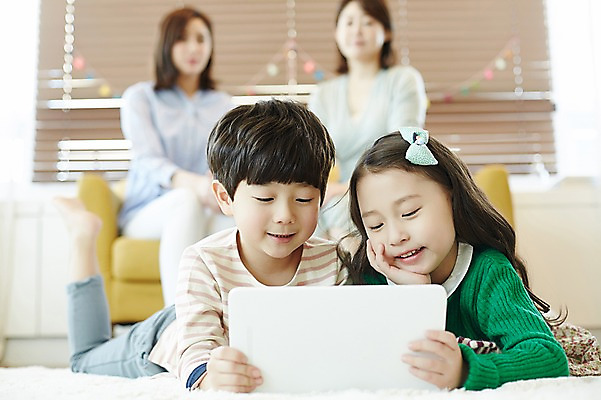 포토 JPG 전신 응시 여자 남자 딸 아들 어린이 엎드리기 엄마 실내 웃음 앉기 여러명 상반신 성인 앞모습 아웃포커스 30대 소파 태블릿 턱괴기 한국인 국내포토 시선 뷰포인트 다수 의자 가족 모션 촬영기법 표정 사람 동양인 내부 장년 전자제품 스마트기기 파일형식