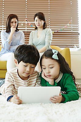 포토 JPG 응시 여자 남자 딸 아들 어린이 엎드리기 엄마 실내 웃음 앉기 여러명 상반신 성인 앞모습 아웃포커스 30대 소파 턱괴기 한국인 국내포토 시선 뷰포인트 다수 의자 가족 모션 촬영기법 표정 사람 동양인 내부 장년 파일형식