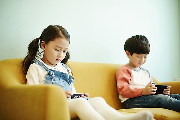 포토 JPG 응시 여자 남자 어린이 실내 남매 들기 앉기 상반신 두명 옆모습 스마트폰 소파 한국인 어린이만 국내포토 시선 뷰포인트 의자 가족 모션 사람 동양인 내부 핸드폰 스마트기기 파일형식