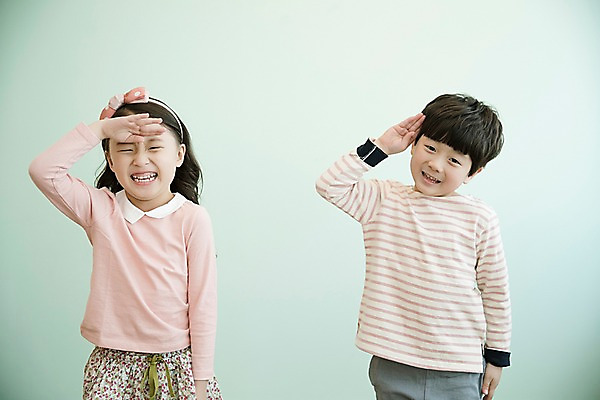 포토 JPG 여자 남자 어린이 실내 남매 서기 웃음 상반신 두명 앞모습 한국인 경례 어린이만 국내포토 뷰포인트 가족 모션 표정 사람 동양인 내부 인사 파일형식 관계 인종 예절