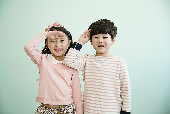 포토 JPG 여자 남자 어린이 실내 남매 서기 웃음 상반신 두명 앞모습 한국인 경례 어린이만 국내포토 뷰포인트 가족 모션 표정 사람 동양인 내부 인사 파일형식