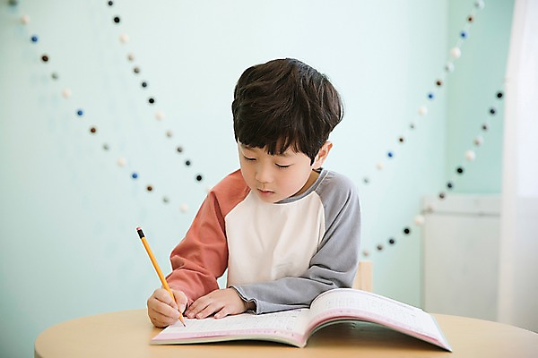 포토 JPG 응시 남자 어린이 실내 한명 앉기 상반신 앞모습 한국인 집중 문제집 소년한명만 국내포토 1 시선 뷰포인트 컨셉 모션 사람 동양인 내부 책 남자한명만 소년만 파일형식
