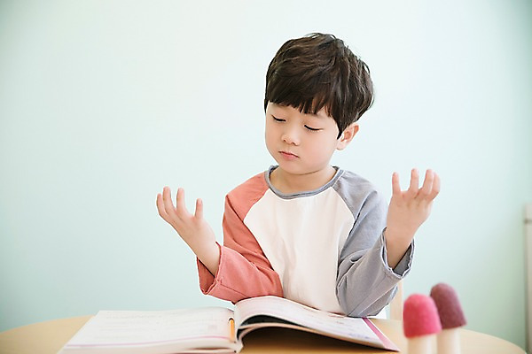 포토 JPG 응시 남자 어린이 실내 한명 앉기 손짓 상반신 앞모습 한국인 책상 문제집 소년한명만 국내포토 1 시선 뷰포인트 가구 모션 사람 동양인 내부 책 남자한명만 소년만 파일형식