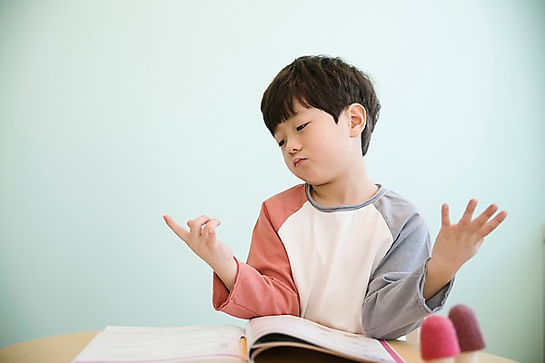 포토 JPG 응시 남자 어린이 실내 한명 앉기 손짓 상반신 앞모습 한국인 문제집 소년한명만 국내포토 1 시선 뷰포인트 모션 사람 동양인 내부 책 남자한명만 소년만 파일형식