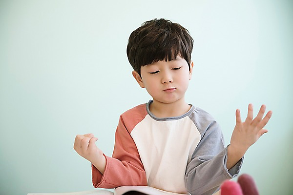 포토 JPG 응시 남자 어린이 실내 한명 앉기 손짓 상반신 앞모습 한국인 문제집 소년한명만 국내포토 1 시선 뷰포인트 모션 사람 동양인 내부 책 남자한명만 소년만 파일형식
