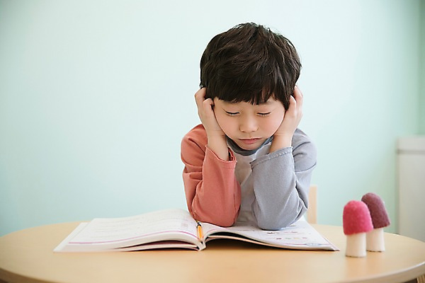 포토 JPG 응시 남자 어린이 실내 한명 앉기 상반신 앞모습 한국인 찡그림 두통 문제집 소년한명만 국내포토 1 시선 뷰포인트 모션 표정 사람 동양인 내부 책 질병 남자한명만 소년만 파일형식