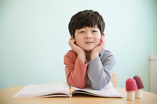 포토 JPG 응시 남자 어린이 실내 한명 웃음 앉기 상반신 앞모습 턱괴기 한국인 문제집 소년한명만 국내포토 1 시선 뷰포인트 모션 표정 사람 동양인 내부 책 남자한명만 소년만 파일형식