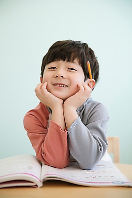 포토 JPG 응시 남자 어린이 실내 한명 웃음 앉기 상반신 앞모습 턱괴기 한국인 문제집 소년한명만 국내포토 1 시선 뷰포인트 모션 표정 사람 동양인 내부 책 남자한명만 소년만 파일형식