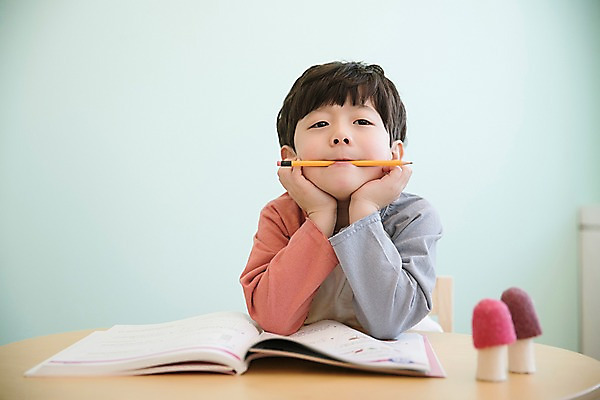 포토 JPG 응시 남자 어린이 실내 한명 앉기 상반신 앞모습 연필 턱괴기 한국인 물기 문제집 소년한명만 국내포토 1 시선 뷰포인트 모션 학용품 사람 동양인 내부 책 필기구 남자한명만 소년만 파일형식