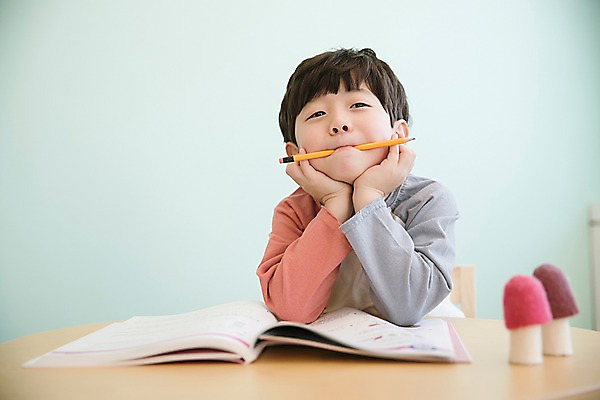 포토 JPG 응시 남자 어린이 실내 한명 웃음 앉기 상반신 앞모습 연필 턱괴기 한국인 물기 문제집 소년한명만 국내포토 1 시선 뷰포인트 모션 학용품 표정 사람 동양인 내부 책 필기구 남자한명만 소년만 파일형식