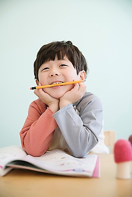 포토 JPG 응시 남자 어린이 실내 한명 웃음 앉기 상반신 앞모습 연필 턱괴기 한국인 물기 문제집 소년한명만 국내포토 1 시선 뷰포인트 모션 학용품 표정 사람 동양인 내부 책 필기구 남자한명만 소년만 파일형식