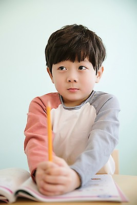 포토 JPG 응시 남자 어린이 실내 한명 앉기 상반신 앞모습 연필 한국인 잡기 문제집 소년한명만 국내포토 1 시선 뷰포인트 모션 학용품 사람 동양인 내부 책 필기구 남자한명만 소년만 파일형식