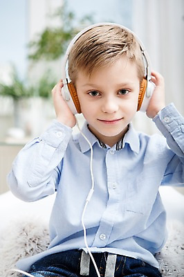 포토 JPG 서양인 남자 어린이 실내 한명 미소 앉기 소년 상반신 앞모습 아웃포커스 헤드폰 음악감상 듣기 만지기 소년한명만 국내포토 외국인 1 뷰포인트 음향기기 모션 촬영기법 표정 사람 내부 감상 남자한명만 소년만 파일형식