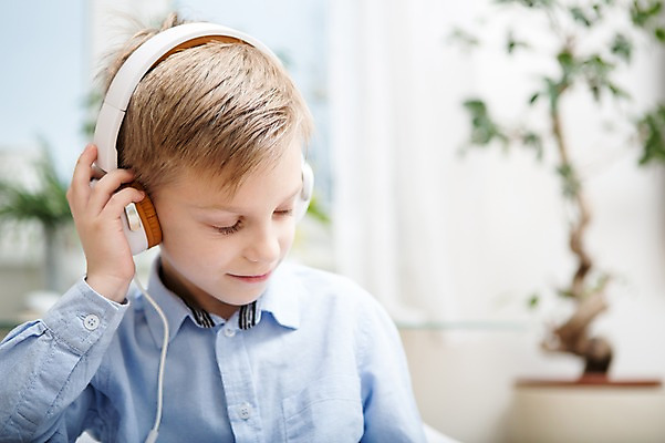 포토 JPG 서양인 응시 남자 어린이 실내 한명 앉기 소년 상반신 앞모습 아웃포커스 헤드폰 음악감상 듣기 만지기 소년한명만 국내포토 외국인 1 시선 뷰포인트 음향기기 모션 촬영기법 사람 내부 감상 남자한명만 소년만 파일형식