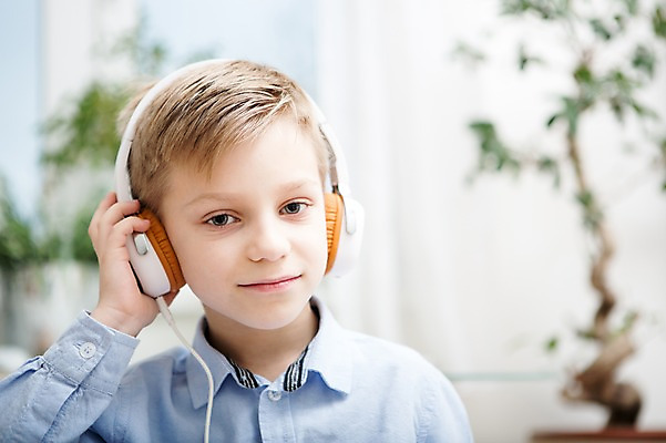 포토 JPG 서양인 남자 어린이 실내 한명 미소 앉기 소년 상반신 앞모습 아웃포커스 헤드셋 음악감상 듣기 만지기 소년한명만 국내포토 외국인 1 뷰포인트 음향기기 모션 촬영기법 표정 사람 내부 헤드폰 감상 남자한명만 소년만 파일형식