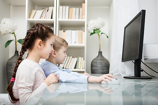 포토 JPG 서양인 응시 여자 남자 어린이 가족 책장 실내 남매 웃음 앉기 소녀 소년 상반신 두명 옆모습 아웃포커스 컴퓨터 모니터 가족라이프 책상 어린이만 국내포토 외국인 라이프스타일 시선 뷰포인트 가구 관계 모션 촬영기법 표정 사람 내부 전자제품 파일형식