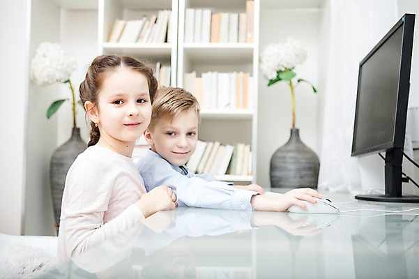 포토 JPG 서양인 여자 남자 어린이 가족 책장 실내 남매 웃음 앉기 소녀 소년 상반신 두명 옆모습 아웃포커스 컴퓨터 모니터 가족라이프 책상 어린이만 국내포토 외국인 라이프스타일 뷰포인트 가구 관계 모션 촬영기법 표정 사람 내부 전자제품 파일형식