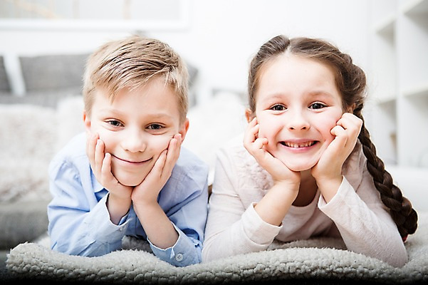 포토 JPG 서양인 여자 남자 어린이 엎드리기 거실 가족 실내 남매 웃음 소녀 소년 상반신 두명 앞모습 아웃포커스 소파 눕기 턱괴기 가족라이프 어린이만 국내포토 외국인 라이프스타일 뷰포인트 의자 관계 모션 촬영기법 표정 사람 내부 파일형식