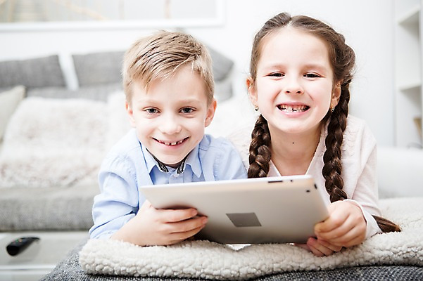 포토 JPG 서양인 여자 남자 어린이 엎드리기 거실 가족 실내 남매 웃음 들기 소녀 소년 상반신 두명 앞모습 아웃포커스 소파 태블릿 눕기 가족라이프 즐거움 어린이만 국내포토 외국인 라이프스타일 감정 뷰포인트 의자 관계 모션 촬영기법 표정 사람 내부 전자제품 스마트기기 파일형식