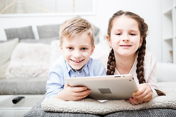 포토 JPG 서양인 여자 남자 어린이 엎드리기 거실 가족 실내 남매 웃음 소녀 소년 상반신 두명 앞모습 아웃포커스 소파 태블릿 눕기 가족라이프 즐거움 어린이만 국내포토 외국인 라이프스타일 감정 뷰포인트 의자 관계 모션 촬영기법 표정 사람 내부 전자제품 스마트기기 파일형식