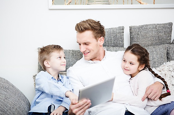 포토 JPG 서양인 응시 여자 남자 딸 아들 어린이 거실 가족 실내 남매 웃음 들기 앉기 소녀 소년 상반신 20대 성인 앞모습 옆모습 세명 소파 태블릿 마주보기 기댐 가족라이프 아빠 국내포토 외국인 라이프스타일 시선 뷰포인트 의자 관계 모션 표정 사람 청년 내부 전자제품 스마트기기 파일형식