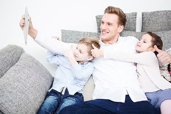 포토 JPG 서양인 응시 여자 남자 딸 아들 어린이 거실 가족 실내 남매 웃음 들기 앉기 소녀 소년 상반신 20대 성인 앞모습 세명 소파 태블릿 기댐 가족라이프 아빠 셀프카메라 즐거움 국내포토 외국인 라이프스타일 시선 감정 뷰포인트 의자 관계 모션 표정 사람 청년 내부 전자제품 스마트기기 사진촬영 파일형식