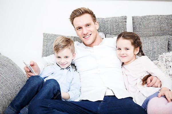 포토 JPG 서양인 응시 여자 남자 딸 아들 어린이 거실 가족 실내 남매 웃음 들기 앉기 소녀 소년 상반신 20대 성인 앞모습 세명 스마트폰 소파 기댐 가족라이프 아빠 국내포토 외국인 라이프스타일 시선 뷰포인트 의자 관계 모션 표정 사람 청년 내부 핸드폰 스마트기기 파일형식