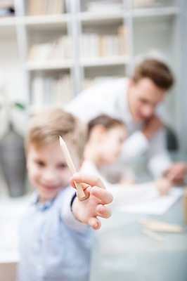 포토 JPG 서양인 응시 여자 남자 딸 아들 어린이 가족 색연필 책장 실내 남매 서기 들기 앉기 소녀 소년 상반신 20대 성인 앞모습 옆모습 아웃포커스 세명 컴퓨터 기댐 가족라이프 그리기 아빠 책상 국내포토 외국인 라이프스타일 시선 뷰포인트 가구 관계 모션 학용품 촬영기법 사람 청년 내부 전자제품 파일형식