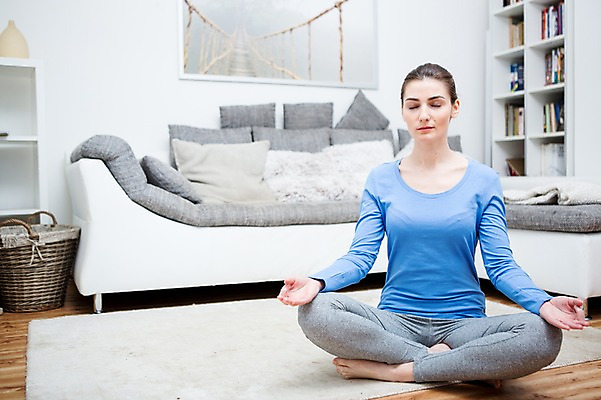 포토 JPG 전신 서양인 여자 포즈 거실 요가 실내 건강 한명 앉기 손짓 성인 앞모습 30대 소파 운동 건강관리 눈감음 헬스 요가자세 명상 의료성형뷰티 성인여자한명만 국내포토 외국인 1 웰빙 뷰포인트 의자 모션 관리 사람 내부 장년 여자한명만 성인여자만 파일형식