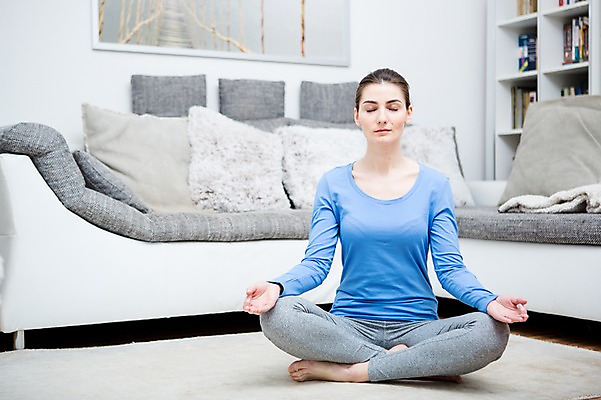 포토 JPG 전신 서양인 여자 포즈 거실 요가 실내 건강 한명 앉기 손짓 성인 앞모습 30대 소파 운동 건강관리 눈감음 헬스 요가자세 명상 의료성형뷰티 성인여자한명만 국내포토 외국인 1 웰빙 뷰포인트 의자 모션 관리 사람 내부 장년 여자한명만 성인여자만 파일형식