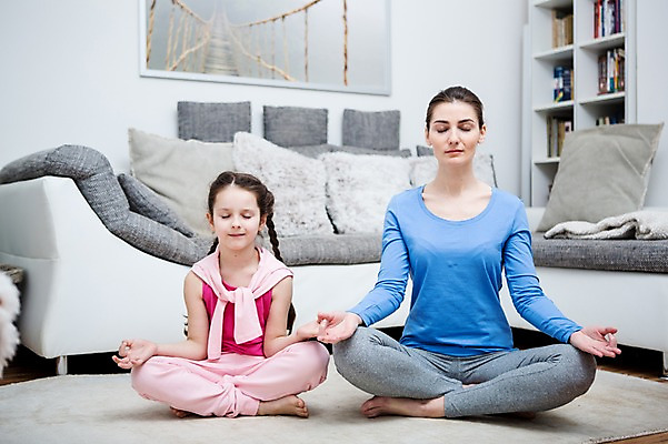 포토 JPG 전신 서양인 여자 딸 어린이 포즈 거실 요가 가족 모녀 엄마 실내 건강 앉기 소녀 성인 두명 앞모습 30대 소파 운동 건강관리 눈감음 요가자세 가족라이프 명상 의료성형뷰티 여자만 국내포토 외국인 라이프스타일 웰빙 뷰포인트 의자 관계 모션 관리 사람 내부 장년 파일형식