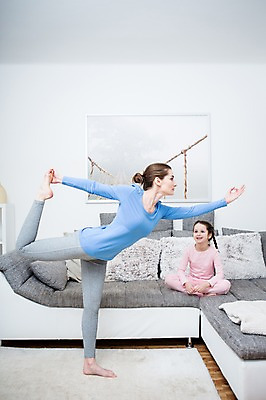 포토 JPG 전신 서양인 응시 여자 딸 어린이 거실 요가 가족 모녀 엄마 실내 건강 서기 웃음 앉기 손짓 소녀 성인 두명 앞모습 옆모습 30대 소파 운동 건강관리 요가자세 가족라이프 의료성형뷰티 여자만 국내포토 외국인 라이프스타일 웰빙 시선 뷰포인트 포즈 의자 관계 모션 표정 관리 사람 내부 장년 파일형식